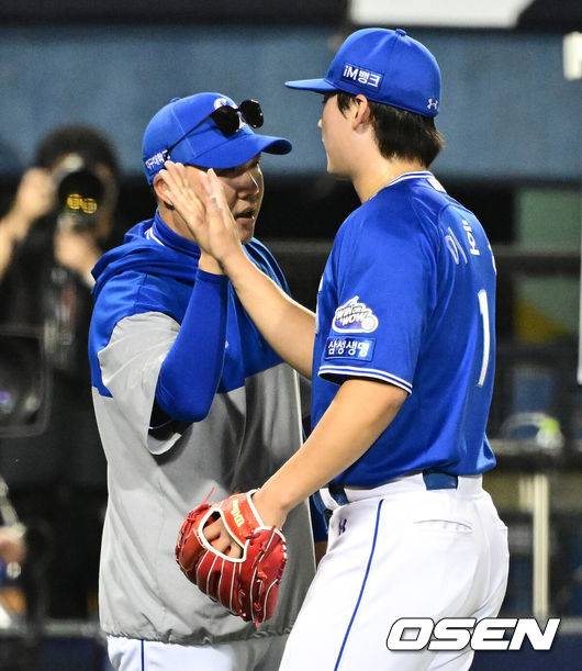 [OSEN=잠실, 지형준 기자] 패배를 잊었다. 프로야구 삼성 라이온즈가 5연승의 휘파람을 불었다.삼성은 30일 잠실구장에서 열린 LG 트윈스와의 원정 경기에서 4-3으로 승리했다. 지난 24일 대구 KIA 타이거즈전 이후 5연승.&nbsp;경기를 마치고 삼성 박진만 감독이 이호성과 승리 하이파이브를 하고 있다. 2025.05.30 /jpnews@osen.co.kr