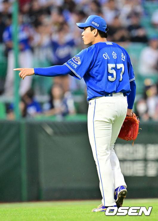 [OSEN=인천, 민경훈 기자] 5일 오후 인천 SSG랜더스필드에서 ‘2025 신한 SOL BANK KBO리그’ SSG 랜더스와 삼성 라이온즈의 경기가 열렸다.이 경기에서 SSG는 화이트를, 삼성은 이승현을 선발투수로 내세웠다.5회말 마친 삼성 선발 이승현이 사인을 보내고 있다. 2025.06.05 / rumi@osen.co.kr