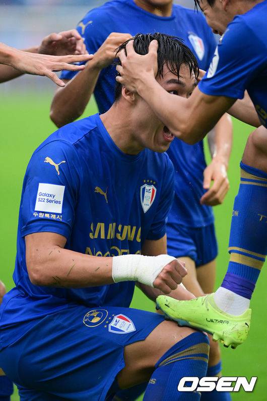 [OSEN=성남, 지형준 기자] 3일 오후 성남 탄천종합운동장에서 ‘하나원큐 K리그1 2022’ 34라운드(파이널B 1라운드) 성남 FC와 수원 삼성의 경기가 열렸다.전반 수원 오현규가 선제골을 넣고 기뻐하고 있다. 2022.10.03 /jpnews@osen.co.kr