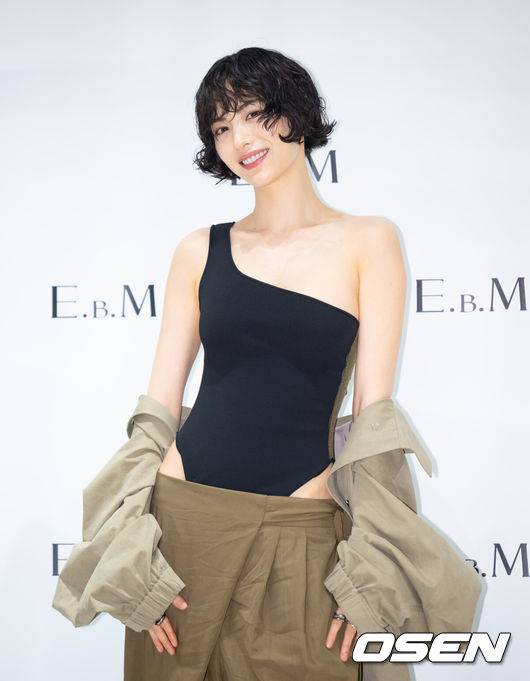 [OSEN=김성락 기자] 18일 오후 서울 송파구 잠실 롯데백화점에서 한 패션브랜드의 오픈 1주년 기념 포토콜 행사가 열렸다. 이날 행사에는 배우 나나, 인플루언서 유희라가 참석했다. 배우 나나가 포즈를 취하고 있다. 2025.04.18 / ksl0919@osen.co.kr