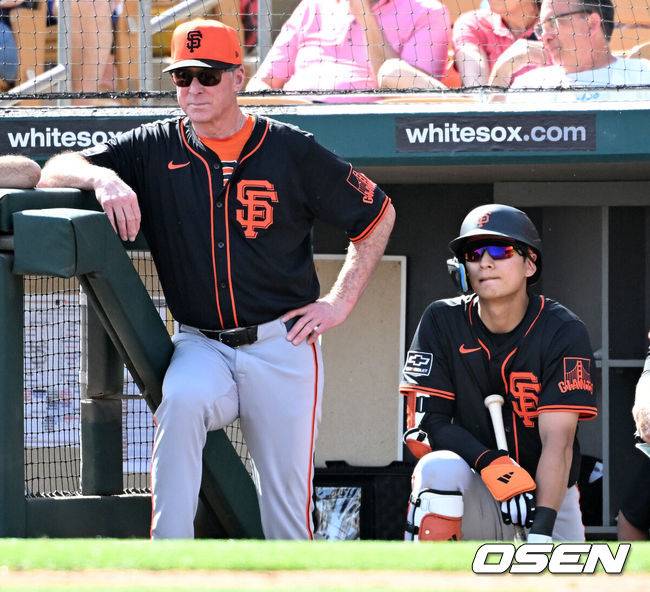 [OSEN=글렌데일(미국), 이대선 기자] '코리안 데이'였다.&nbsp;이정후(샌프란시스코 자이언츠)와 김혜성(LA 다저스)이 맞대결에서 나란히 맹활약했다. &nbsp;LA 다저스와 샌프란시스코 자이언츠는 2일(이하 한국시간) 미국 애리조나주 글렌데일의 캐멀백 랜치에서 2025 메이저리그 시범경기를 치렀다.&nbsp;이날 김혜성은 8번 유격수로,&nbsp;이정후는 3번 중견수로 각각 선발 출장했다. 이정후가 총알 2루타로 선제 타점을 올리자, 7푼 타율로 마음고생을 하던 김혜성은 시범경기 첫 홈런포를 터뜨렸다.샌프란시스코 자이언츠 이정후가 경기를 바라보고 있다. 2025.03.02 / sunday@osen.co.kr