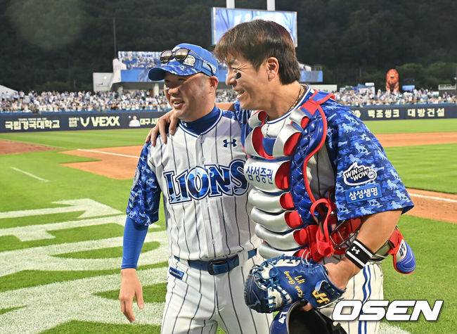 [OSEN=대구, 이석우 기자] 6일 대구삼성라이온즈파크에서 2025 신한 SOL 뱅크 KBO 리그 삼성 라이온즈와 NC 다이노스의 경기가 열렸다. 홈팀 삼성은 원태인이, 방문팀 NC는 김녹원이 선발 출전했다. 삼성 라이온즈 박진만 감독이 NC 다이노스에 7-3으로 승리한 후 강민호에게 200승 기념구와 축하를 받고 있다. 2025.06.06 / foto0307@osen.co.kr