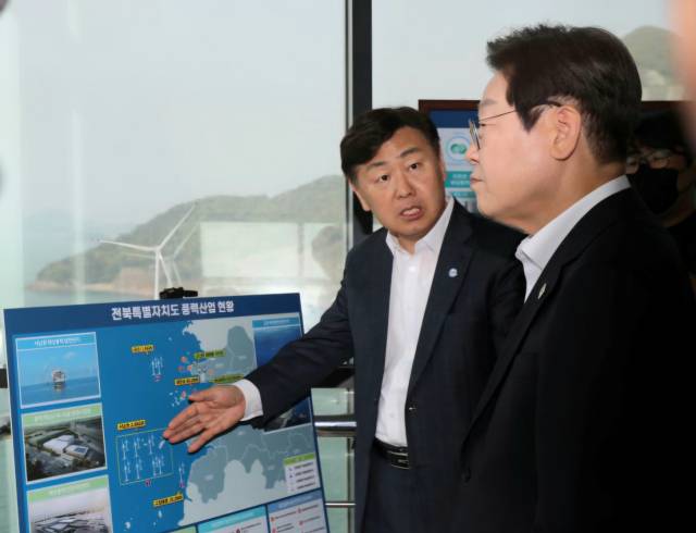 ▲이재명 대통령이 대선 경선 후보 시절인 지난 4월 24일, 전북 김제시 새만금33센터에서 열린 '미래에너지 현장 간담회'를 마친 후 전망대에서 김관영 전북도지사로부터 설명을 듣고 있다.ⓒ연합뉴스