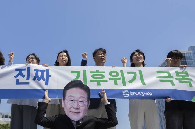 ▲세계 환경의 날인 5일 서울 종로구 광화문 광장에서 환경운동연합이 주최한 새 정부의 환경정책 이행 촉구 기자회견에서 참석자들이 새 정부의 기후 위기 대응과 생태 위기 해결을 촉구하며 퍼포먼스를 하고 있다. ⓒ연합뉴스