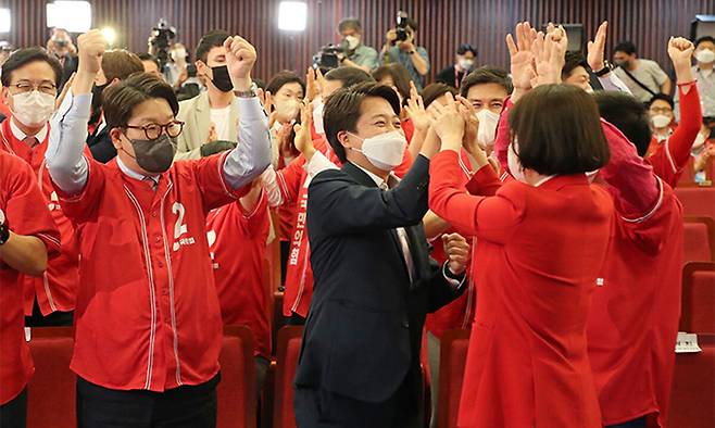 2022년 6월1일 당시 국민의힘 이준석 상임선대위원장, 권성동·김기현 공동선대위원장 등이 서울 여의도 국회도서관에 마련된 ‘국민의힘 제8회 지방선거 개표상황실’에서 출구조사 방송을 시청하며 환호하고 있다. 연합뉴스