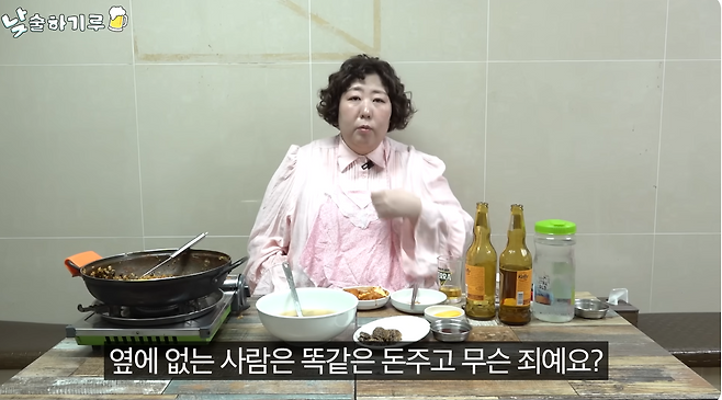 코미디언 신기루가 자신의 체형 때문에 대중교통을 이용할 때 두 좌석을 예매한다고 밝혔다. 유튜브 채널 ‘뭐든하기루’ 캡처