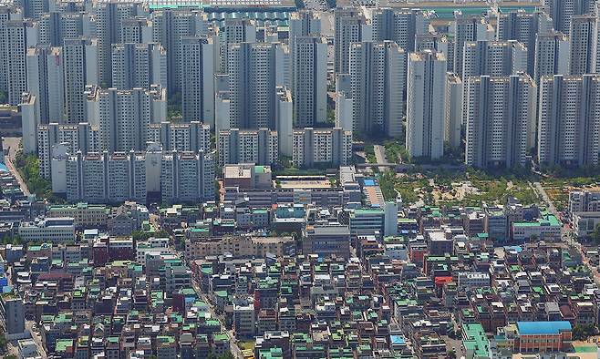 지난 6일 서울 송파구 롯데월드타워에서 바라본 주택단지 모습. 연합뉴스