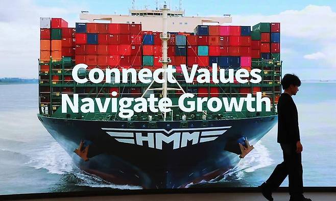 서울 여의도 HMM 본사에 설치된 스크린에 홍보 영상이 나오고 있다. 연합뉴스