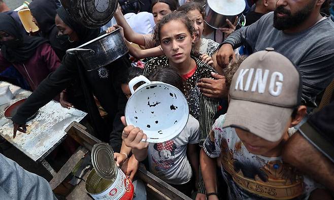 팔레스타인 어린이들이 가자 지구 중부 누세이라트의 식사 배급소에 모여 있다. AFP연합뉴스