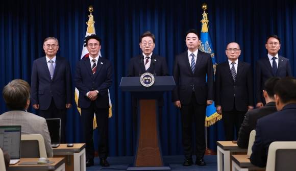 계엄 선포의 자리에서, 새 정부 첫 인사 발표 - 이재명 대통령이 4일 서울 용산 대통령실 청사에서 열린 새 정부 첫 인사 발표를 하고 있다. 왼쪽부터 이종석 국가정보원장 후보자, 김민석 국무총리 후보자, 이 대통령, 강훈식 대통령비서실장, 위성락 안보실장, 황인권 대통령경호처장. 연합뉴스