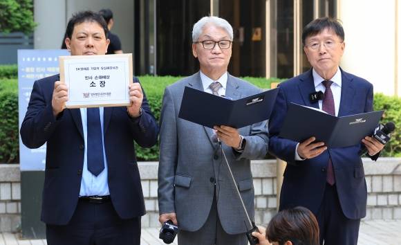 SKT 개인정보유출 민사소송 접수 - 법무법인 대륜의 조영곤(가운데), 여상원(오른쪽), 손계준 변호사가 지난달 27일 서울 서초구 서울중앙지법 앞에서 SKT 개인정보 유출 사건 관련 민사소송 접수에 앞서 입장 발표를 하고 있는 모습. 연합뉴스