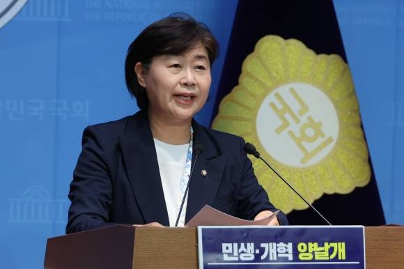 민주당 원내대표 출마 선언하는 서영교 의원 - 서영교 더불어민주당 의원이 5일 서울 여의도 국회 소통관에서 원대대표 출마를 선언하고 있다. 2025.6.5 연합뉴스