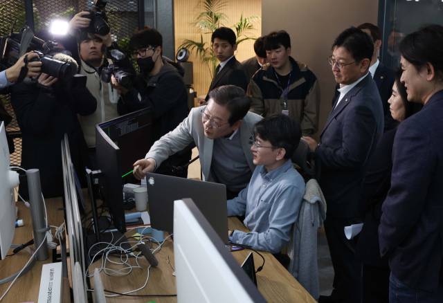 퓨리오사AI 둘러보는 이재명 예비후보 (서울=연합뉴스) 이재명 대통령이 예비후보 시절인 4월 14일 서울 강남구 퓨리오사AI에서 회사를 둘러보고 있다. 국회사진기자단