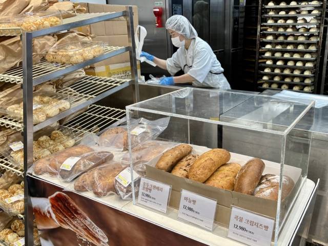 트레이더스 하남점에 건강빵이 진열되어 있다. 트레이더스 베이커리는 매일 매장에서 밀가루 반죽을 해 식사류 빵을 수공업으로 만든다. 사진 제공=트레이더스