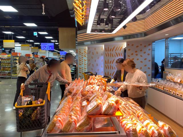 고객들이 이마트 고덕점에 진열된 건강빵을 고르고 있다. 김남명 기자