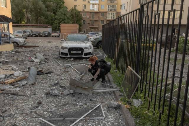 우크라이나 키이우 경찰이 6일(현지시간) 러시아 공습으로 파괴된 건물 잔해를 살펴보고 있다. AFP연합뉴스