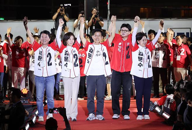 국민의힘 김문수 대선 후보가 6월2일 서울시청 앞 서울광장에서 열린 피날레 유세에서 지지를 호소하고 있다. 왼쪽부터 안철수 의원, 나경원 의원, 김 후보, 한동훈 전 대표, 양향자 전 의원. ⓒ연합뉴스