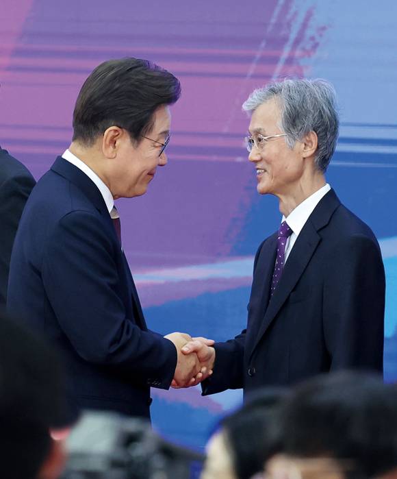 이재명 제21대 대통령이 6월4일 서울 여의도 국회 로텐더 홀에서 취임선서를 마친 뒤 조희대 대법원장과 악수하고 있다. ⓒ시사저널 이종현