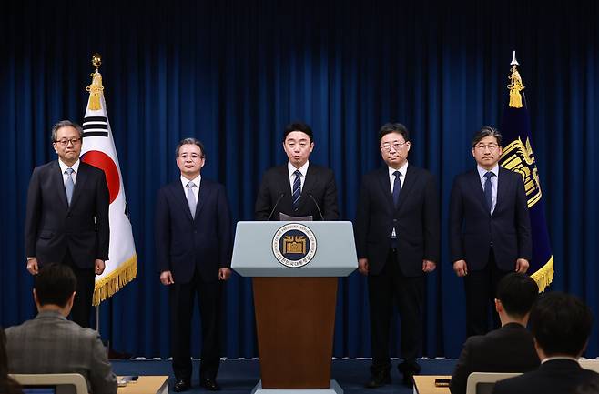 강훈식 대통령 비서실장이 6월6일 서울 용산 대통령실 청사에서 대통령실 수석비서관 인선을 발표하고 있다. ⓒ연합뉴스