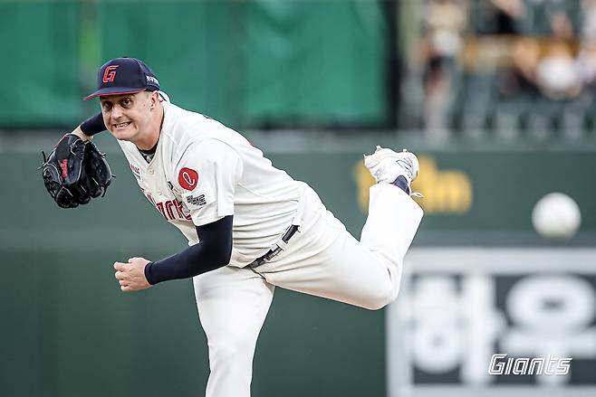롯데 외국인투수 터커 데이비슨이 5일 사직구장에서 열린 키움과 홈경기에 선발등판해 공을 던지고 있다. 사진제공|롯데 자이언츠