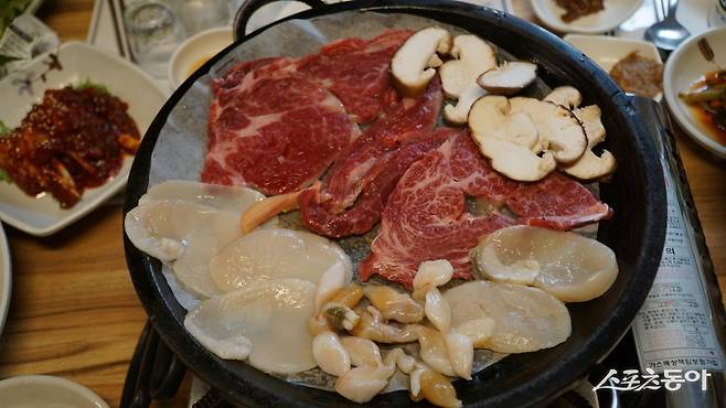 장흥삼합은 한우, 키조개, 표고버섯을 불판에 구워 함께 먹는 음식이다. 조리법이 소박한만큼 맛의 관건은 식제료의 품질이다    장흥｜김재범 기자 oldfield@donga.com