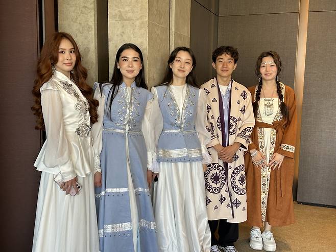 카자흐스탄 지역&관광 설명회 진행을 도운 카자흐스탄 학생들. 사진제공|카자흐스탄 관광청 JSC