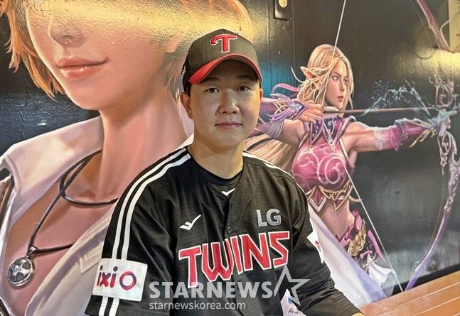 LG 유영찬이 5일 창원 NC전 승리 후 취재진과 인터뷰를 하고 있다. /사진=양정웅 기자