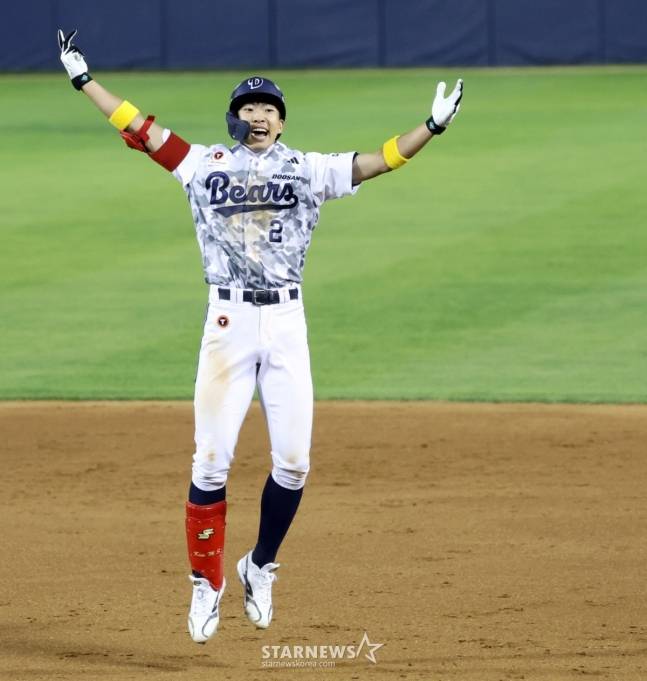 두산 5번타자 김민석이 5일 잠실구장에서 열리는 2025KBO리그 두산베어스와 KIA타이거즈 경기 10회말 2사 1,2루에서 끝내기 안타를 터트린 후 환호하고 있다. /사진=강영조 선임기자