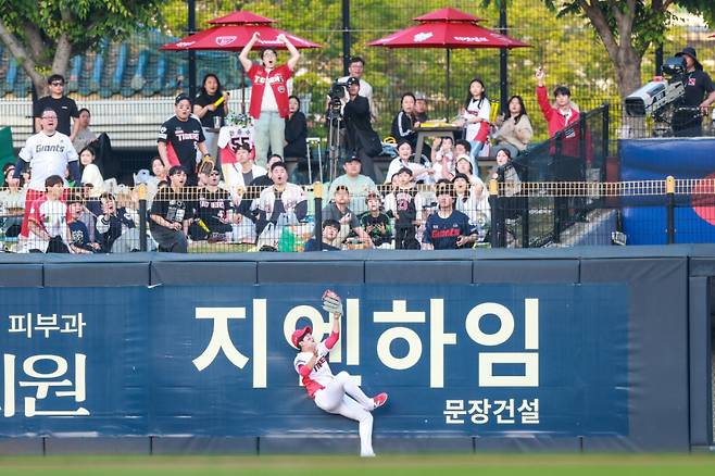 KIA 타이거즈 외야수 정해원의 호수비 모습. /사진=KIA 타이거즈 제공