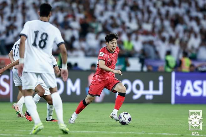 이강인이 6일(한국시간) 이라크 바스라 국제경기장에서 열린 이라크와의 2026 국제축구연맹(FIFA) 북중미 월드컵 아시아 3차 예선에서 드리블을 하고 있다. /사진=대한축구협회 제공