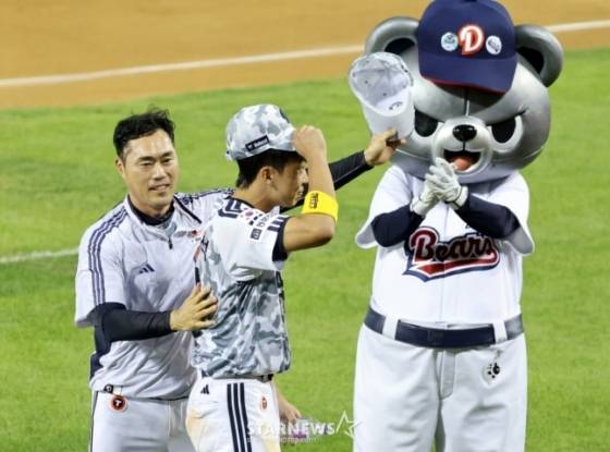 두산 5번타자 김민석이 5일 잠실구장에서 열리는 2025KBO리그 두산베어스와 KIA타이거즈 경기 10회말 2사 1,2루에서 끝내기 안타를 터트리며 두산이 승리했다. 김민석을 팬들에 인사시키는 조성환(왼쪽) 감독대행. /사진=강영조 선임기자