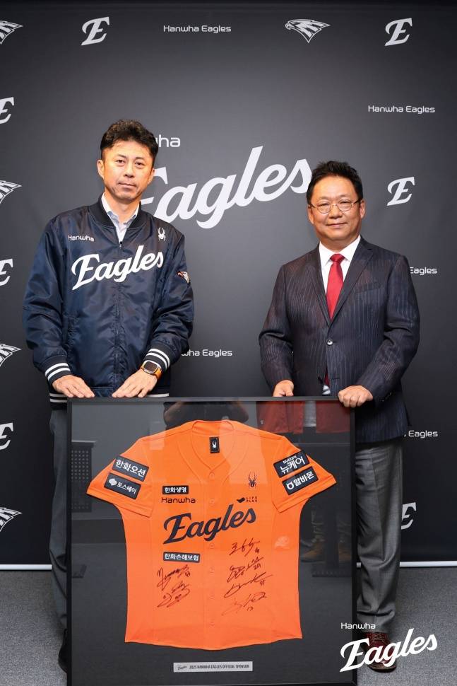 한화 이글스 손혁 단장(왼쪽)과 신규식 한국레노버 대표. /사진=한화 이글스 제공