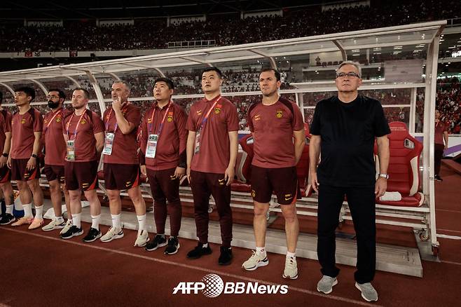 5일(한국시간) 인도네시아 자카르타의 겔로라붕카르노 스타디움에서 열린 2026 국제축구연맹(FIFA) 북중미 월드컵 아시아 3차예선 C조 9차전 인도네시아전을 앞둔 브란코 이반코비치(오른쪽) 감독 등 중국 축구대표팀 코치진. /AFPBBNews=뉴스1