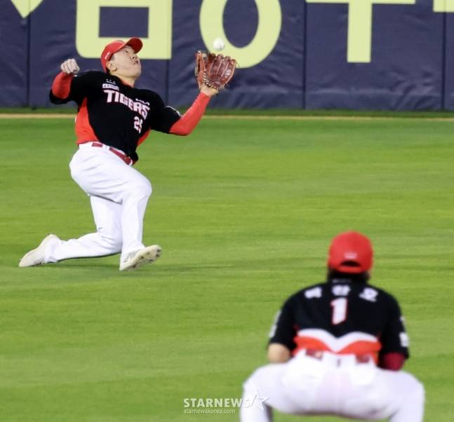 5일 경기 도중 수비하는 이우성(왼쪽). /사진=강영조 선임기자