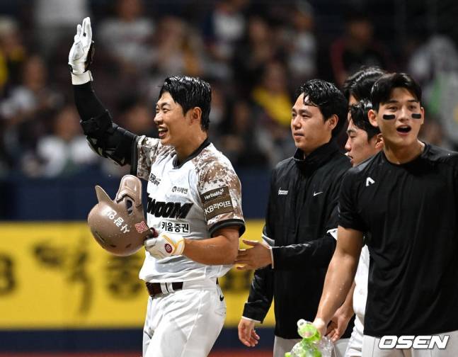 송성문(왼쪽)이 끝내기 홈런 이후 기뻐하는 모습.