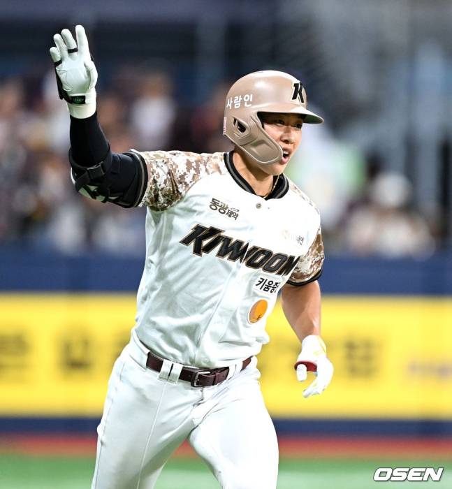 송성문이 끝내기 홈런을 치고 기뻐하고 있다.