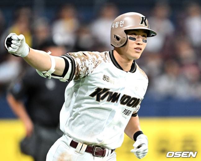 동점 홈런을 쏘아올리는 이주형.