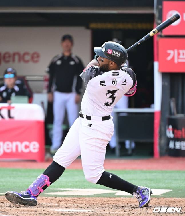 KT 로하스 주니어가 6일 수원 SSG전 3회말 2사 1루에서 적시타를 치고 있다.