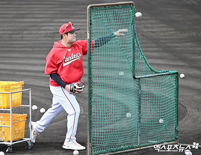 28일 오후 일본 오키나와 구시가와 구장에서 열리는 KT 위즈와 SSG 랜더스의 연습경기, SSG 추신수 보좌가 배팅볼을 던져주고 있다. 엑스포츠뉴스 DB