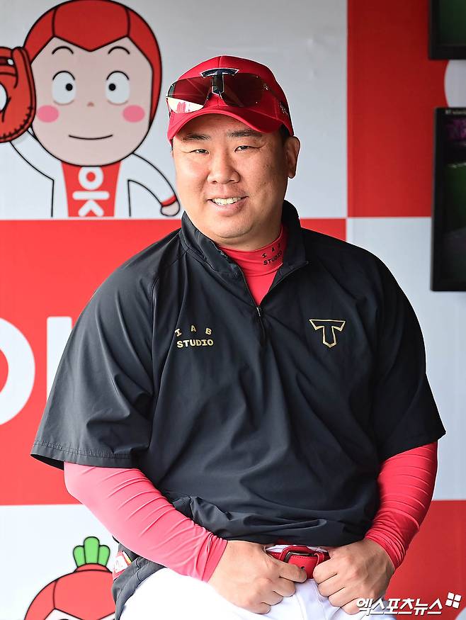 20일 오후 경기도 수원케이티위즈파크에서 열리는 '2025 신한 SOL Bank KBO리그' KIA 타이거즈와 KT 위즈의 경기에 앞서 KIA 이범호 감독이 선수들의 훈련을 지켜보고 있다. 엑스포츠뉴스 DB