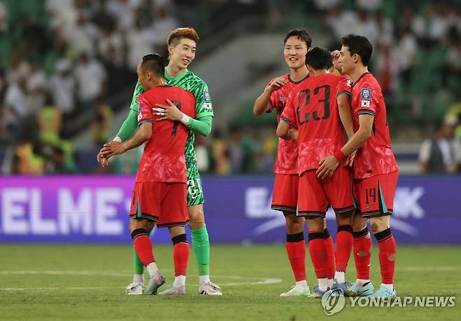 6일(한국시간) 이라크와의 원정 경기 2-0으로 이긴 뒤 기뻐하는 한국 선수들 [로이터=연합뉴스]