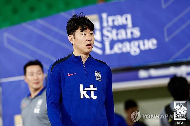 훈련하는 손흥민 (서울=연합뉴스) 한국 축구대표팀 손흥민이 3일(현지시간) 이라크 바스라 알 파이하 스타다움에서 열린 훈련에 참여하고 있다. 축구대표팀은 6일 이라크를 상대로 2026 북중미 월드컵 아시아 3차 예선 B조 9차전을 치른다. 2025.6.4 [대한축구협회 제공. 재판매 및 DB 금지] photo@yna.co.kr