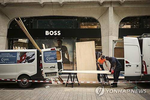 결승전에 앞서 자체 방어막 치는 샹젤리제 거리 상점 [AP 연합뉴스 자료사진. 재판매 및 DB 금지]