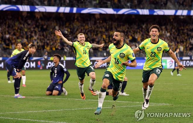 일본과의 경기에서 골 터뜨리며 기뻐하는 아지즈 베이치(16번) [로이터=연합뉴스]