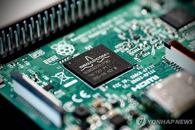 브로드컴 로고가 새겨진 마이크로칩 [EPA 연합뉴스 자료사진. 재판매 및 DB 금지]