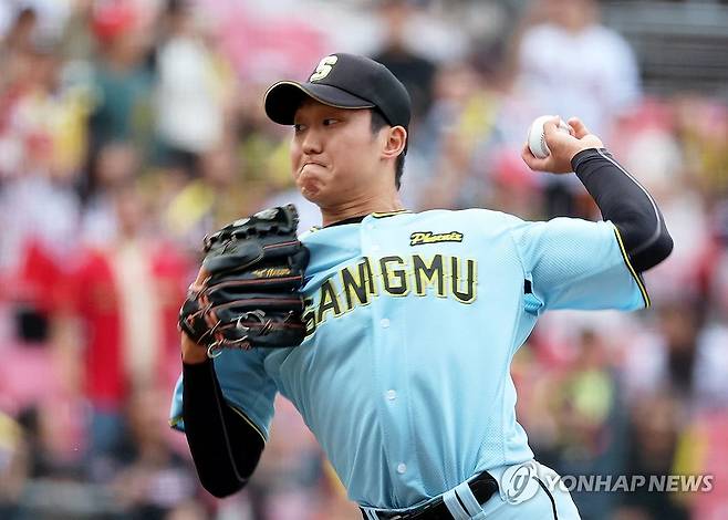 투구하는 구창모 (광주=연합뉴스) 조남수 기자 = 9일 광주기아챔피언스필드에서 열린 KIA 타이거즈와 상무 피닉스의 연습경기. 상무 구창모가 9회말에 투구하고 있다. 2024.10.9 iso64@yna.co.kr