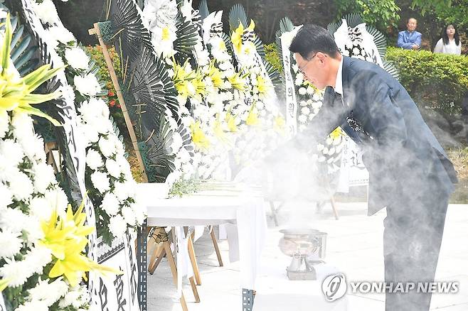 국가유공 4형제 전사자 합동추모제 (울산=연합뉴스) 6일 현충일을 맞아 울산시 울주군 두동면 충효정에서 대한민국에서 유일하게 한 가족 4형제가 한국전쟁과 베트남전쟁에서 전사한 숭고한 희생정신을 기리는 국가유공 4형제 전사자 합동추모제가 열렸다.2025.6.6 [울주군 제공.재판매 및 DB 금지] young@yna.co.kr