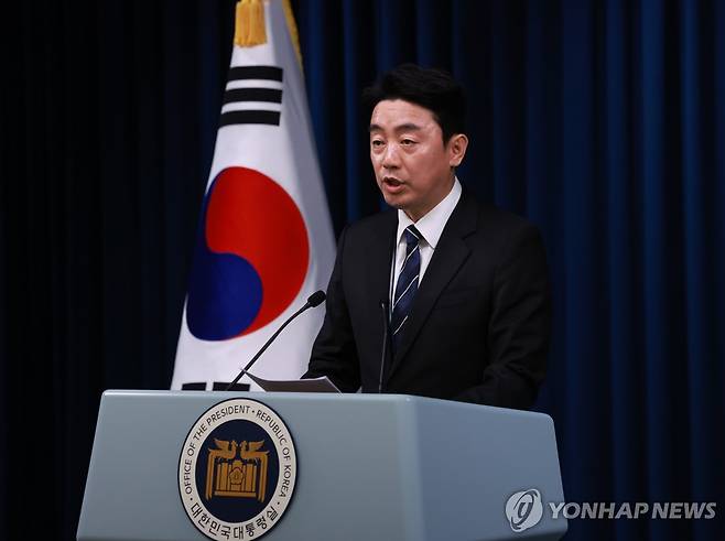 강훈식 비서실장, 대통령실 수석비서관 인선 발표 (서울=연합뉴스) 홍해인 기자 = 강훈식 대통령 비서실장이 6일 서울 용산 대통령실 청사에서 대통령실 수석비서관 인선을 발표하고 있다. 2025.6.6 hihong@yna.co.kr