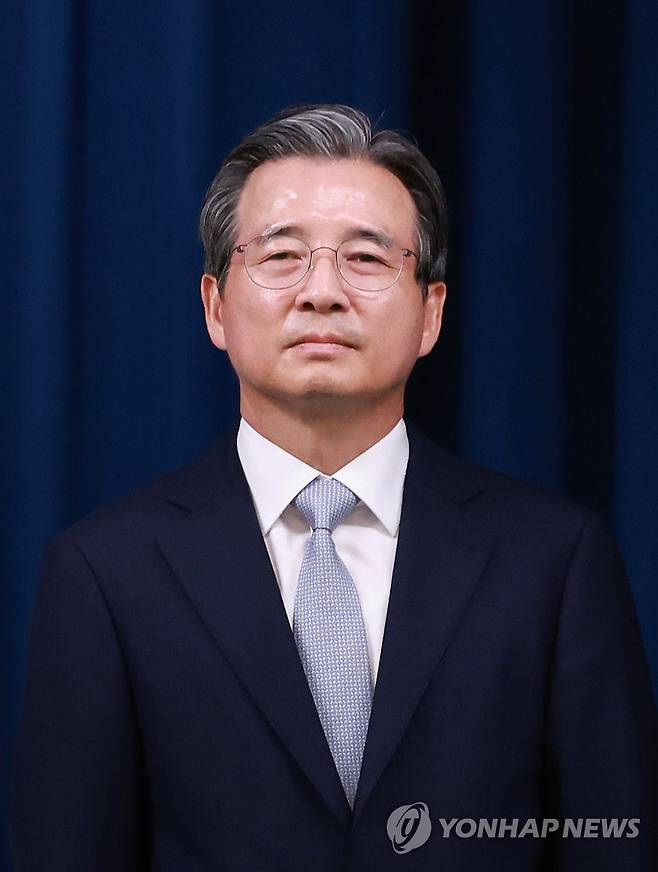 이재명 대통령, 김용범 정책실장 임명 (서울=연합뉴스) 홍해인 기자 = 이재명 대통령은  6일 강훈식 대통령 비서실장의 대통령실 1차 인선 브리핑을 통해 대통령실 정책실장에 김용범 전 기획재정부 1차관을 임명했다고 밝혔다. 사진은 이날 인선 발표에 참석한 김 실장. 2025.6.6 hihong@yna.co.kr