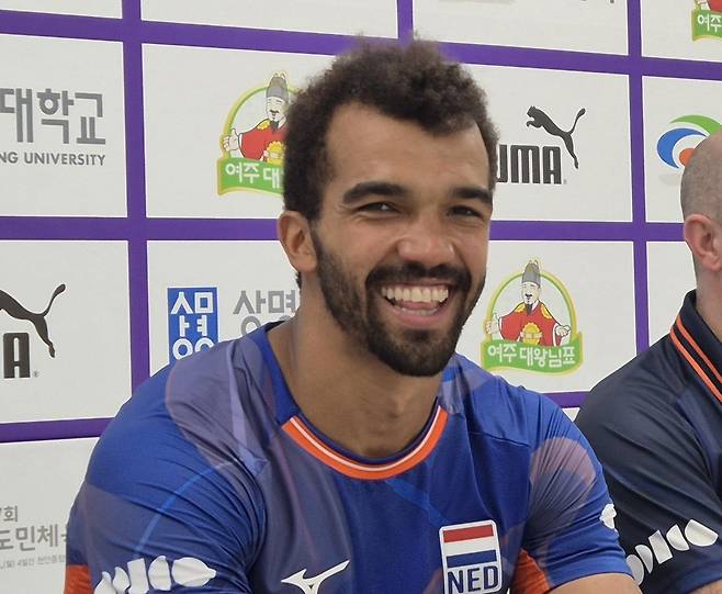 밝게 웃는 아히 (천안=연합뉴스) 김경윤 기자 = V리그 삼성화재 소속인 네덜란드 배구 대표팀 미힐 아히가 6일 천안 유관순체육관에서 열린 한국 대표팀과 평가전을 마친 뒤 웃으며 답변하고 있다. 2025.6.6. cycle@yna.co.kr